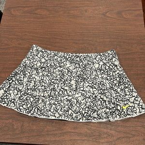 Women’s Medium Nike Dri-Fit Tennis Skort!